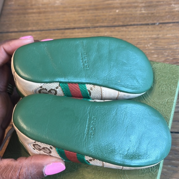 Gucci baby shoes size 19 slightly used - Picture 2 of 5